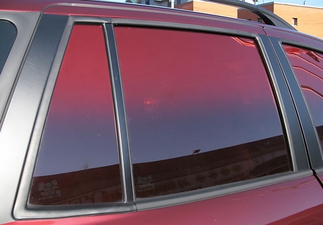 Красота и не только: тонирование стекол автомобиля красной пленкой. Тонировка в цвет кузова фото