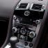 Aston Martin V8 Vantage - центральная консоль интерьера