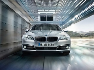 BMW 5 series - вид спереди в движении, официальное фото