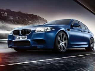 BMW M5 в синем цвете