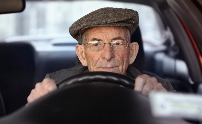 Пожилой водитель