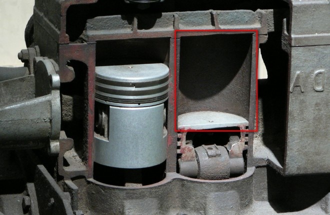 Рабочий объём двигателя (отмечен красной рамкой)