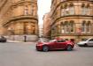 Красный Aston Martin V8 Vantage в городе