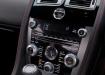 Aston Martin V8 Vantage - центральная консоль интерьера
