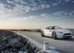 Aston Martin V8 Vantage с фоном в белом цвете