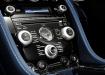 Aston Martin V8 Vantage S - центральная консоль в салоне