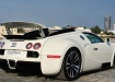 Bugatti Veyron Grand Sport 2011 года с поднятым спойлером