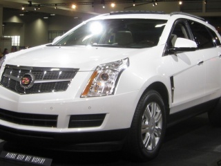Cadillac SRX - белый на выставке